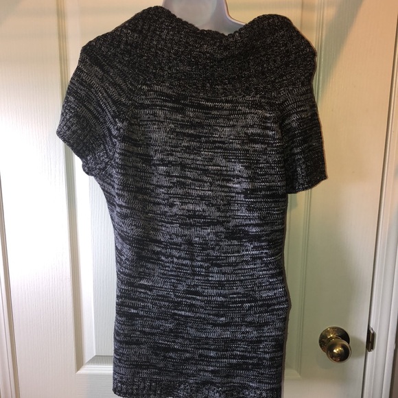 Calvin Klein Short Sleeved Sweater. Size medium - Picture 3 of 7